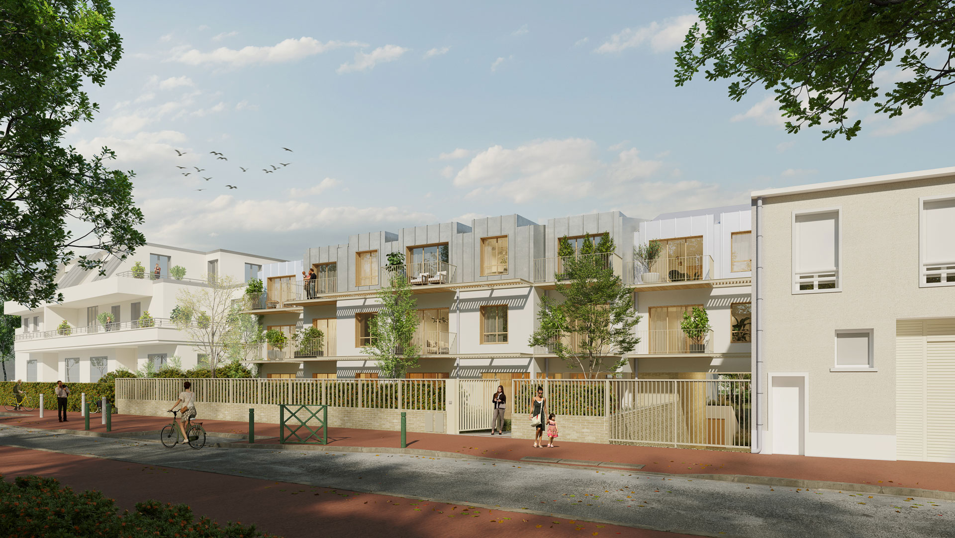 Immeuble résidentiel contemporain de faible hauteur, avec façades claires et attiques métalliques, bordé de balcons végétalisés et d’un jardin en cœur d’îlot, vu depuis la rue avec piétons et cycliste au premier plan.